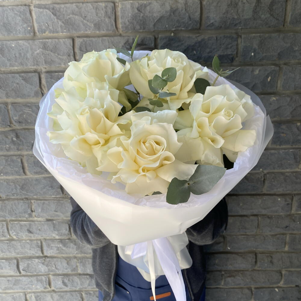 Моно букет из белых ажурных роз