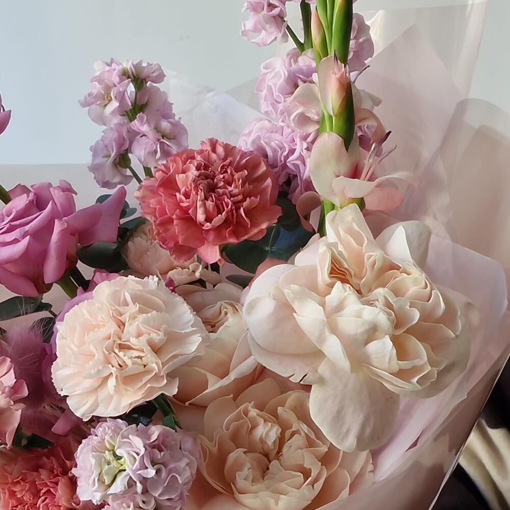 Нежный букет с розами и маттиолой🌸