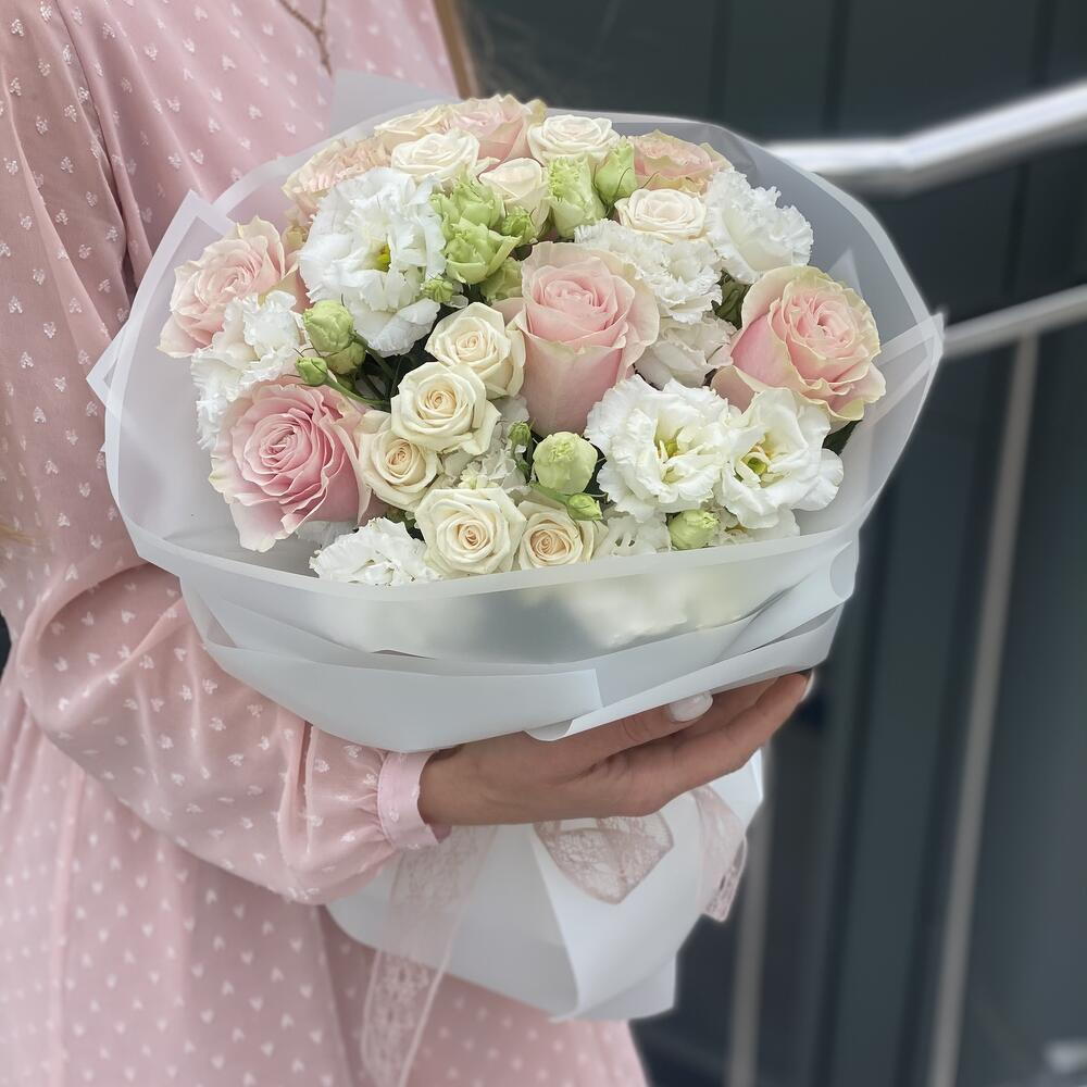 Букет Очаровашка из роз и эустомы