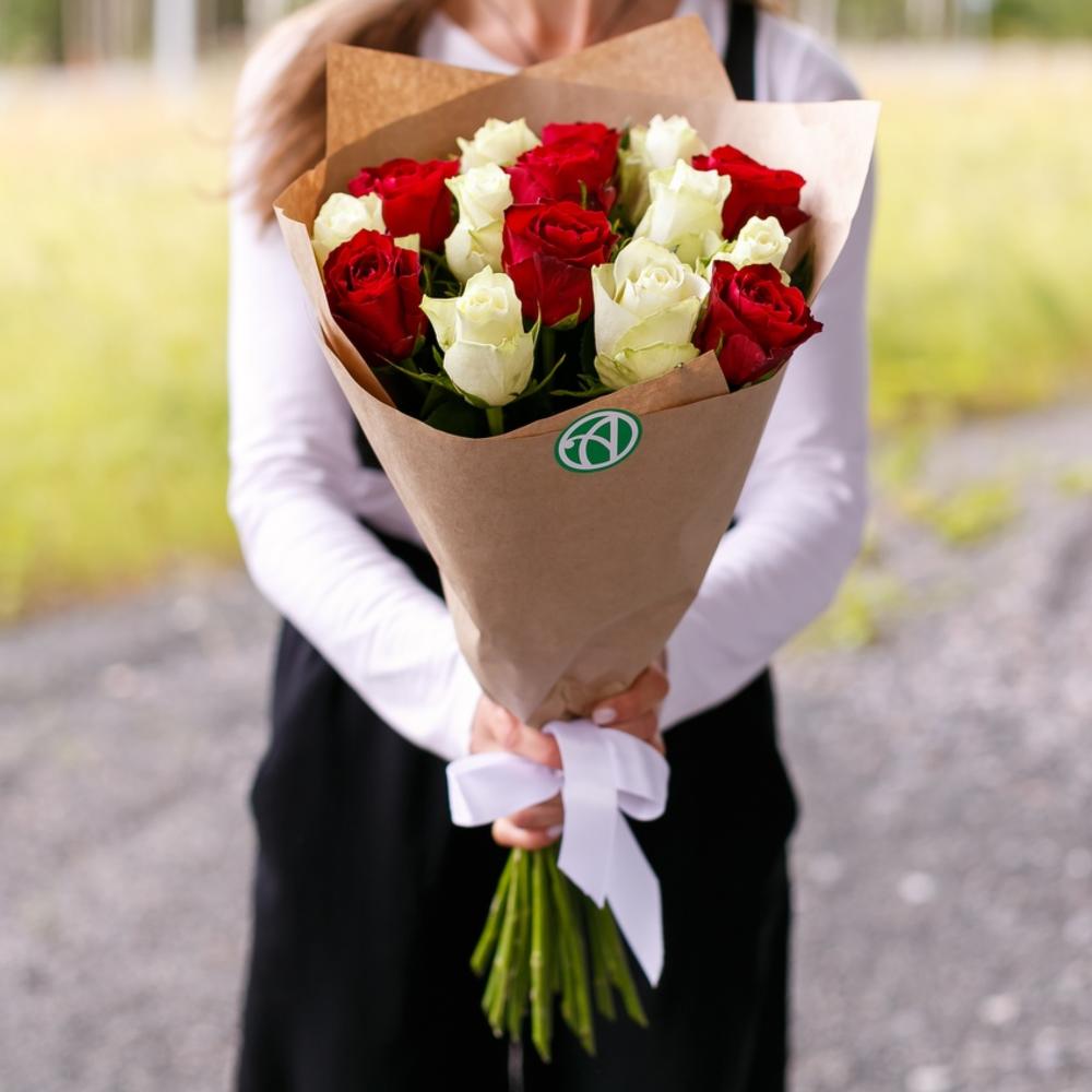 В 3 букетах было 15 роз. Букет из 15 кенийских роз. Букет из 15 красных и белых роз. Букет из 11 красных и белых роз. Букет роз 15 штук.
