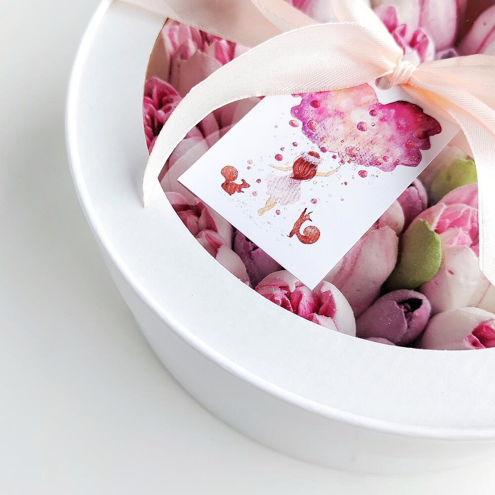 Marshmallow tulips in a round box