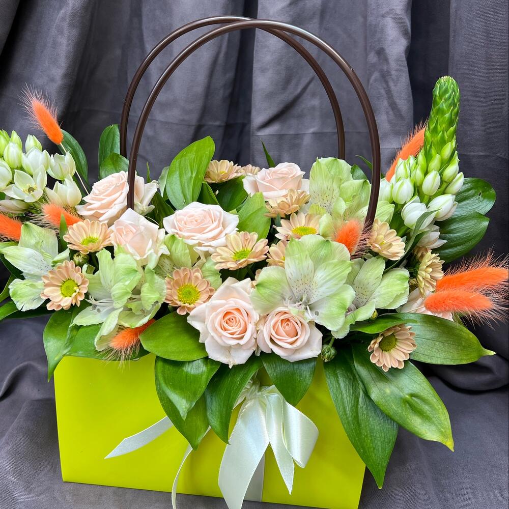 Flores en una bolsa ensalada fresca