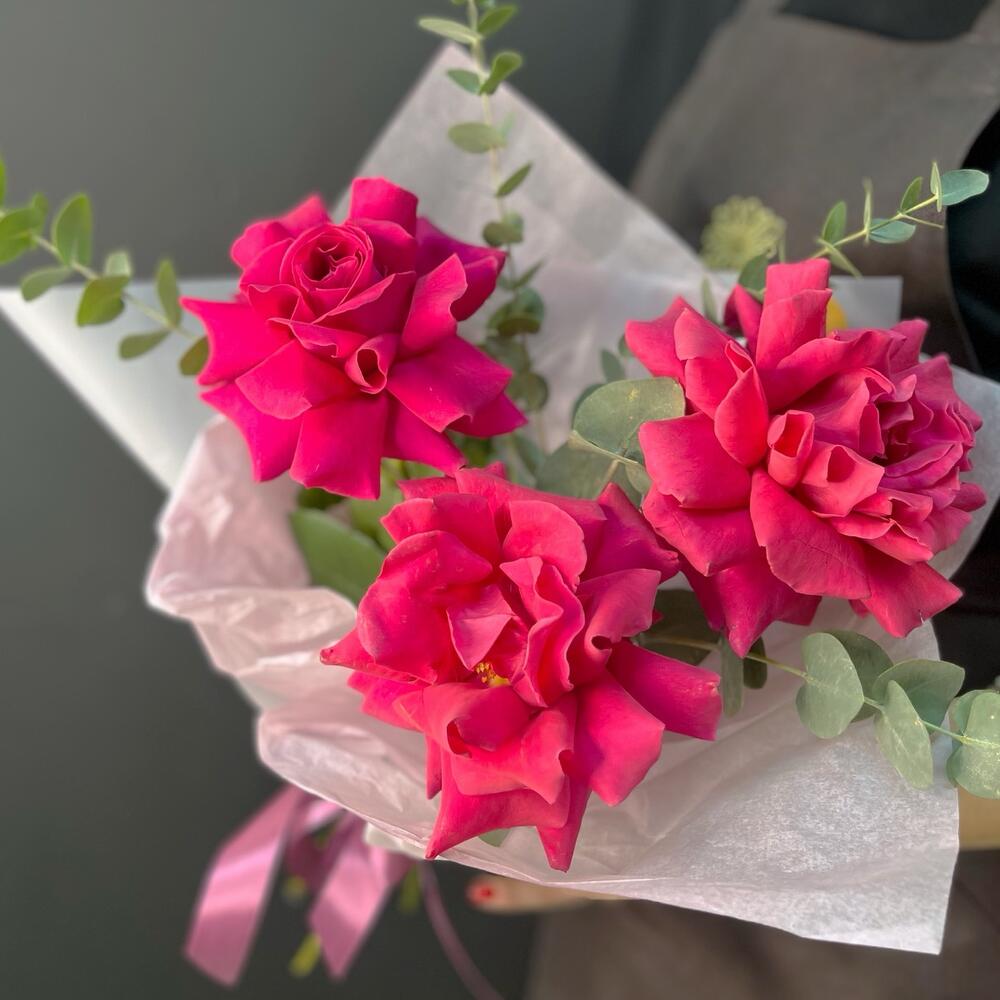 Розовый инжир. Французские розы с эвкалиптом