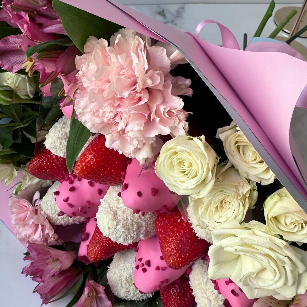 Bouquet with strawberries in chocolate and without