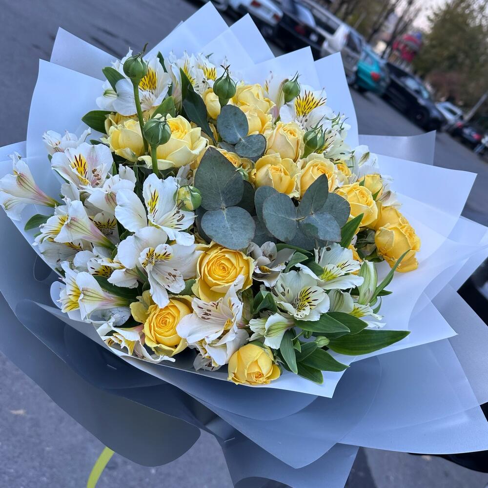 Пионовидные розы и альчтромерии