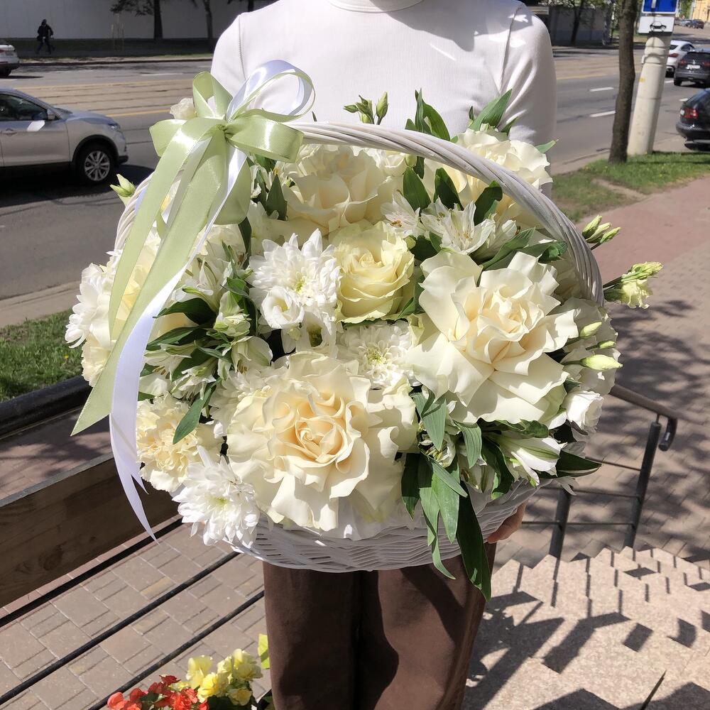 Корзина с цветами 303 Легкость с одноголовыми розами, хризантемами, гвоздикой, эустомой и альстромерией