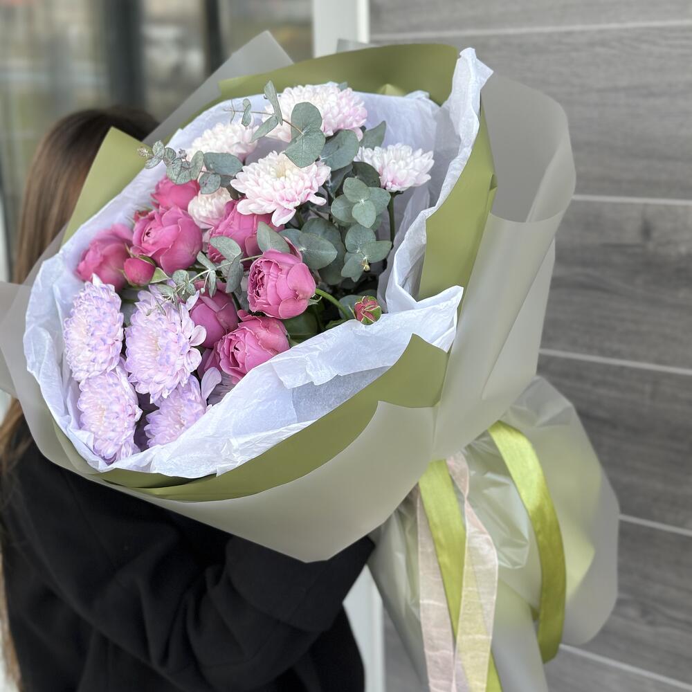 Букет хризантема кустовая, роза пионовидная кустовая, эвкалипт