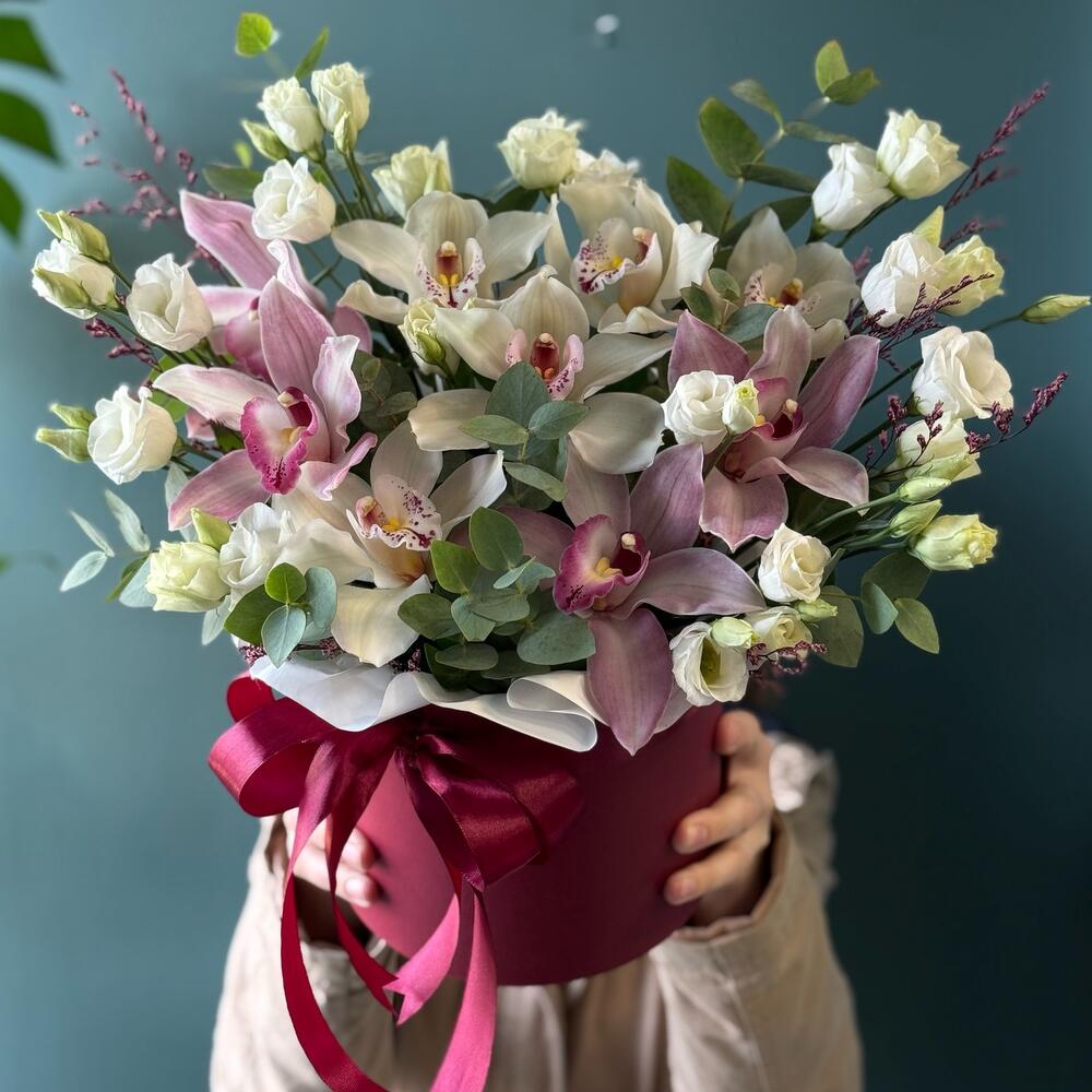 Bouquet of orchids in a hatbox "The Triumph of love"