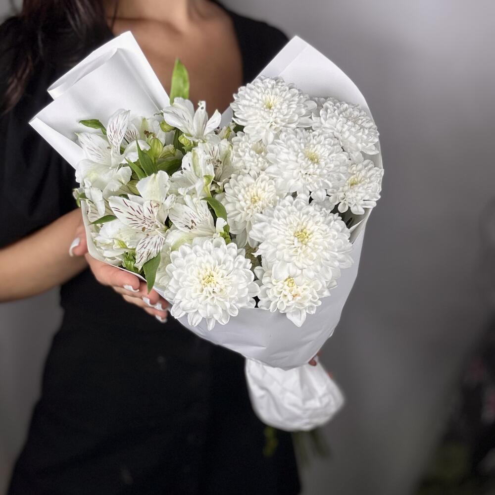 Стойкие и нежные 💕 Пушистая хризантема и белая альстромермя