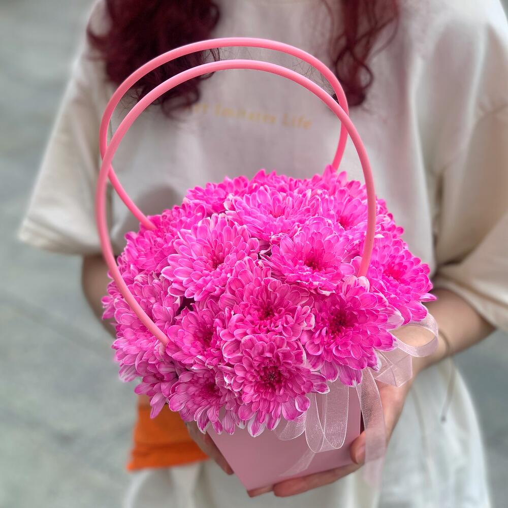 Ярко-розовая хризантема в стильной сумочке 🩷🌸