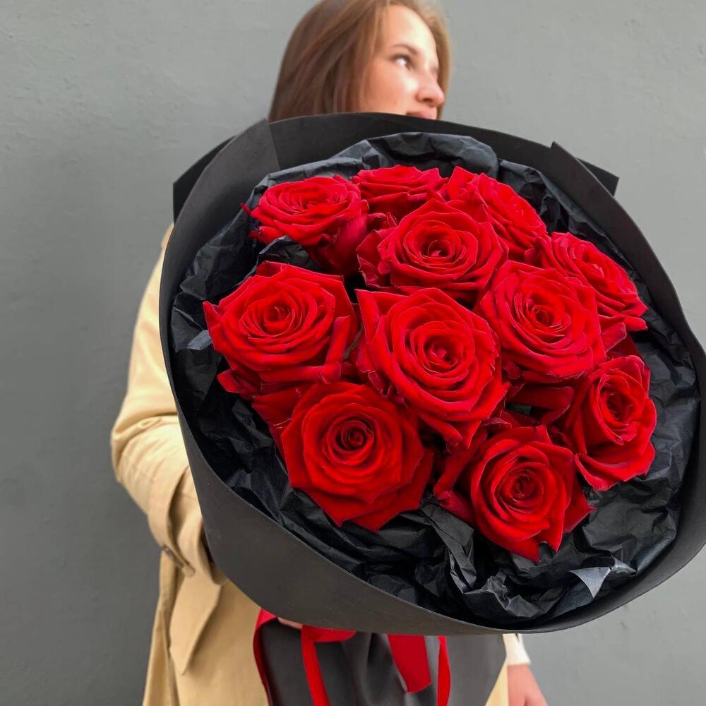 Букет из красных роз в черном 🖤