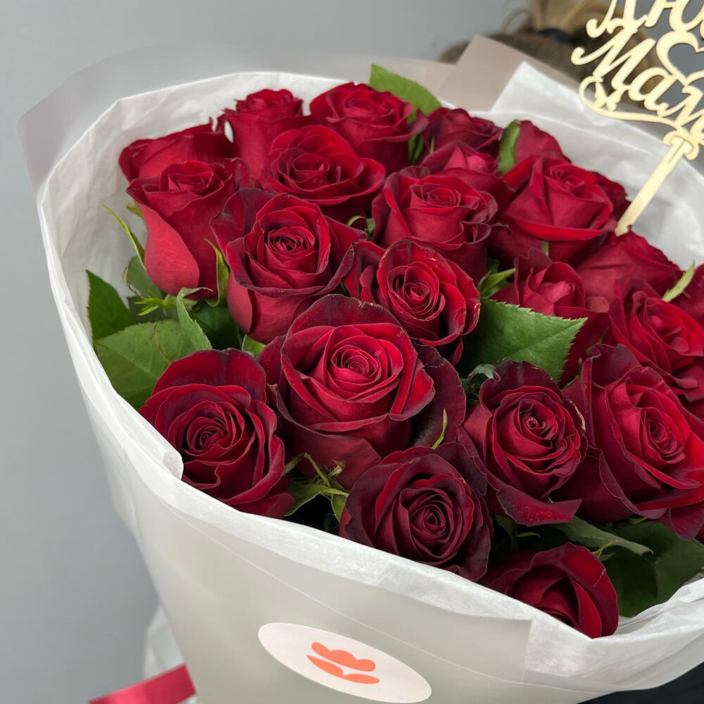 Красные розы 🌹  для любимой Мамы в упаковке с лентой ( 15 красных роз )