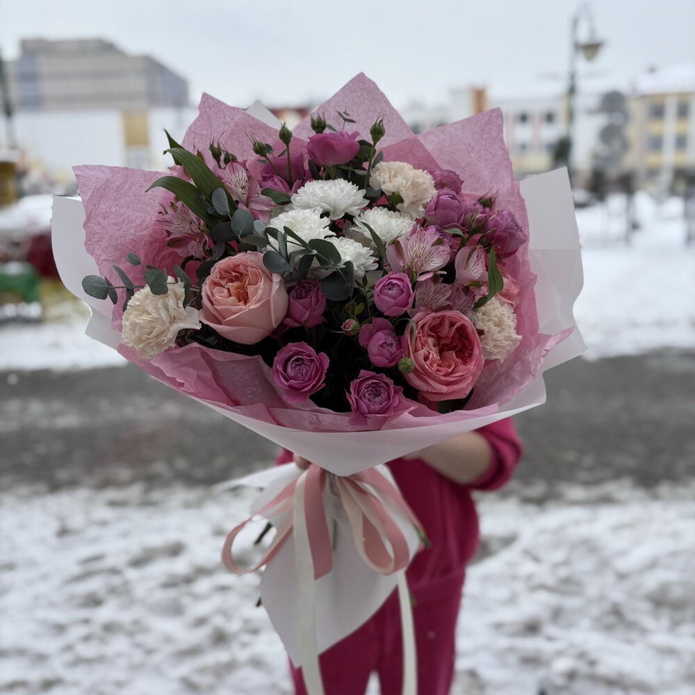 Букет «Поэма» из пионовидных роз Пинк, кустовых роз, альстромерий, диантусов, хризантем и эвкалипта