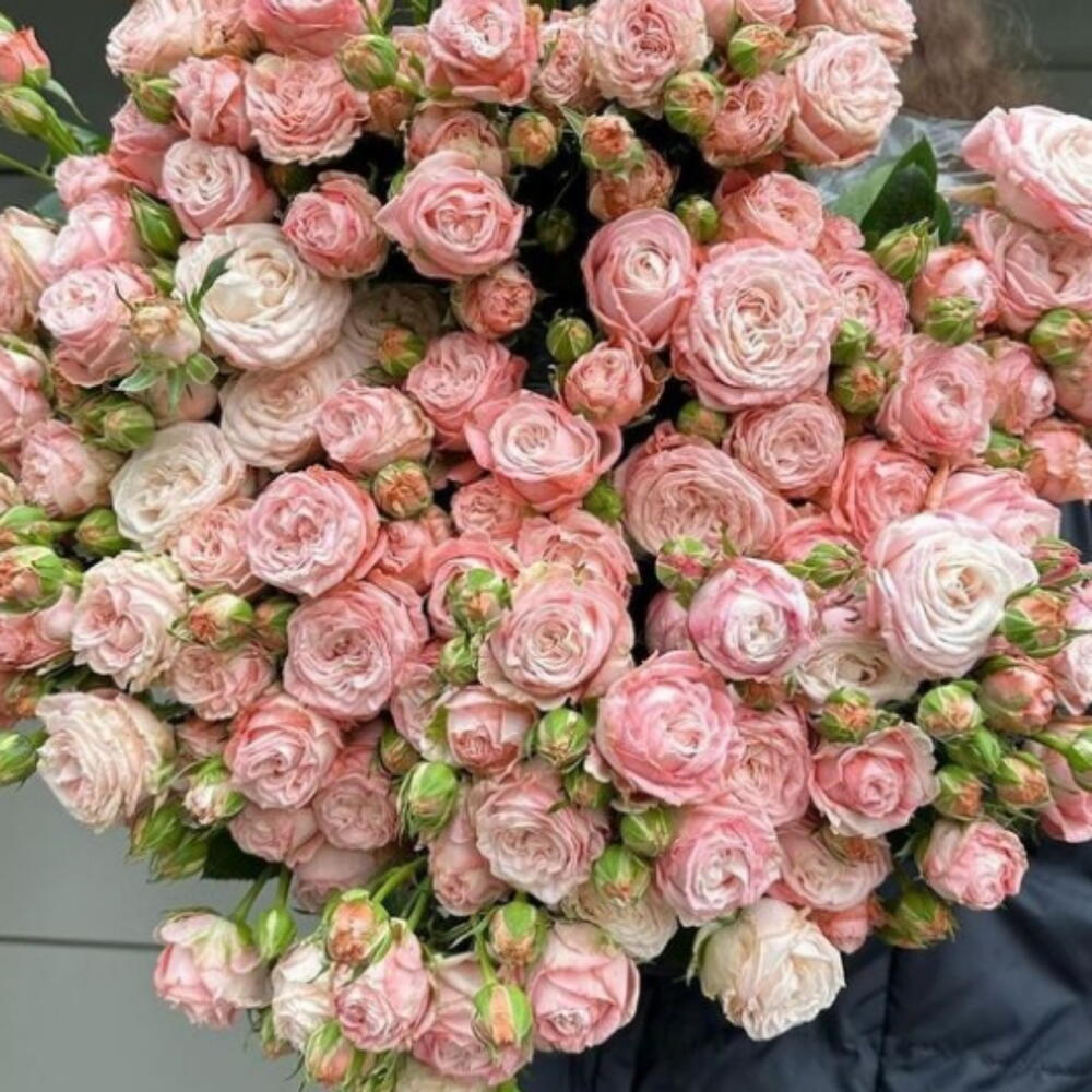 Нежный и пышный букет из розовых кустовых роз