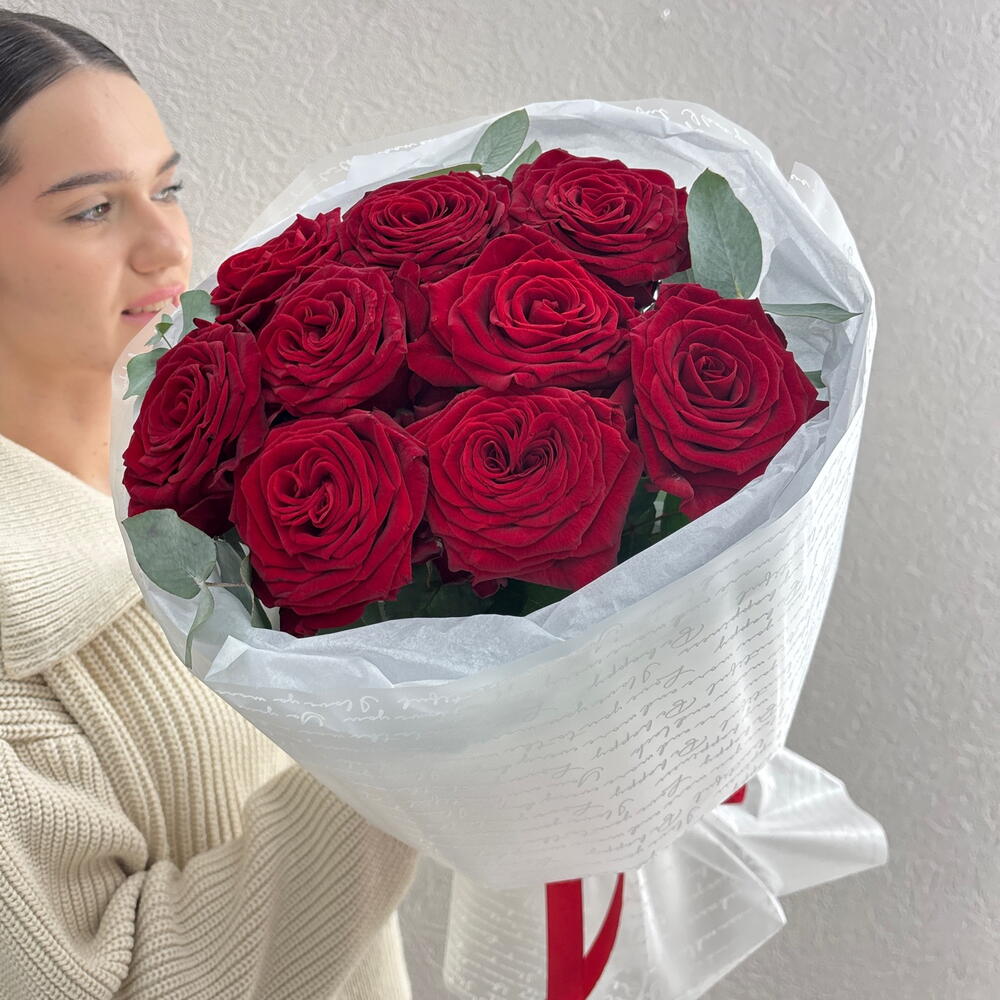 Люблю 😘 монобукет из 9 алых роз с ароматным эвкалиптом