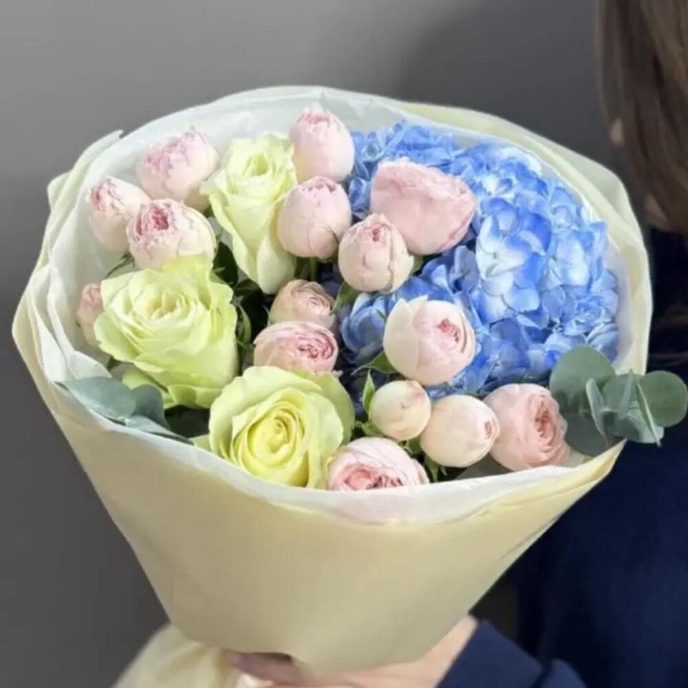 Букет с кустовыми пионовидными розами «Менсфилд Парк» и голубой гортензией