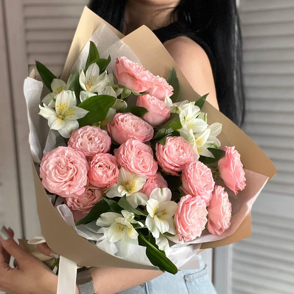 Пионовидные кустовые розы и альстромерии 💛