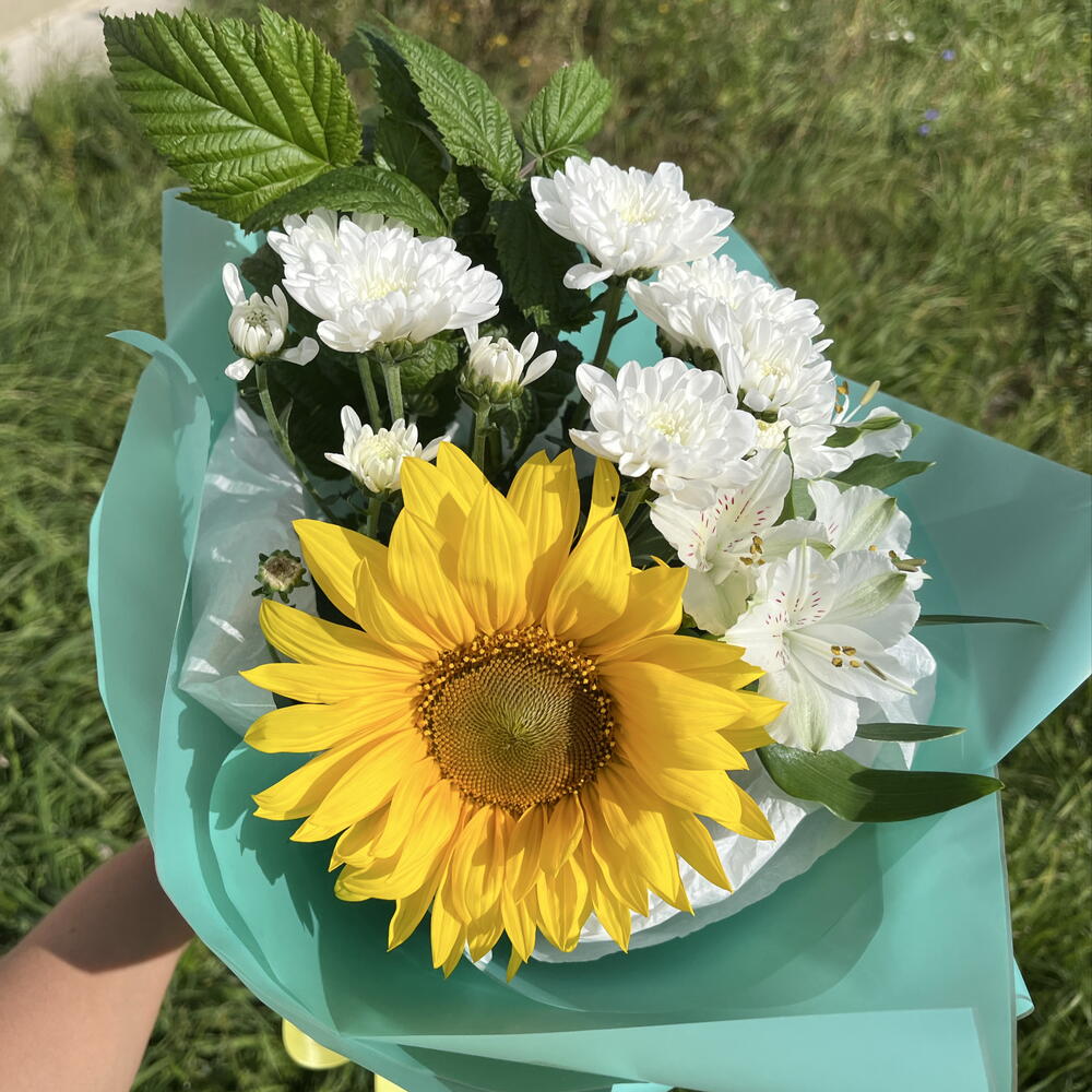 Подсолнух с хризантемой и альстромерией 🍁🎒💐« школьная пора »