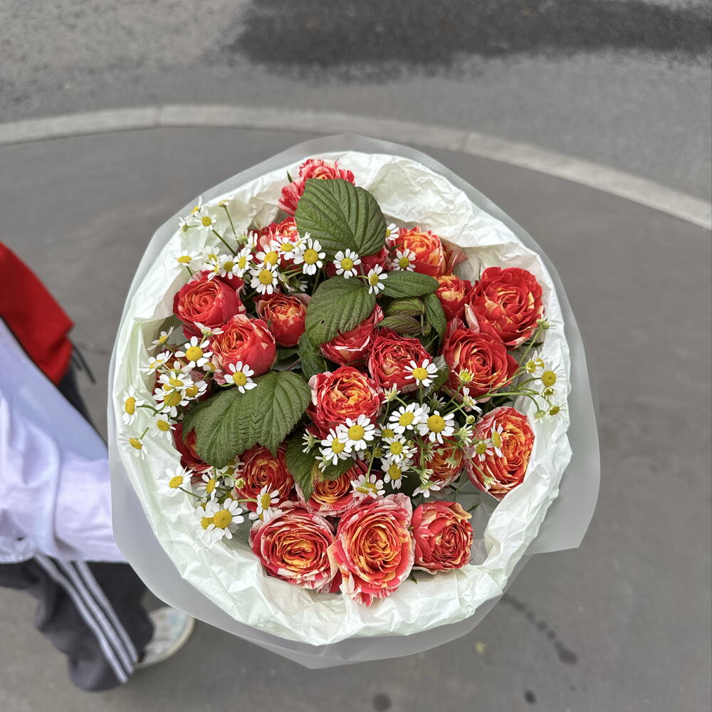 Яркий комплиментарный букет из кустовой розы