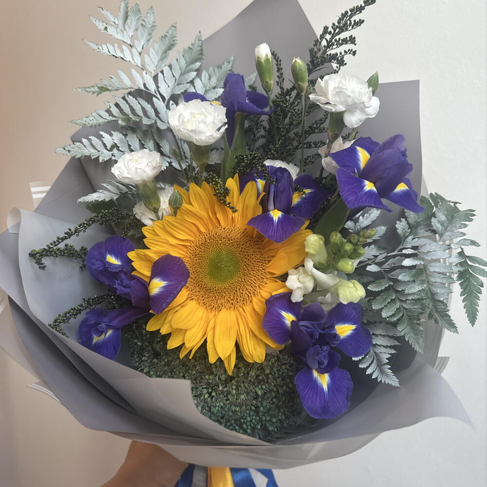 Букет с подсолнухом и ирисами 🌻
