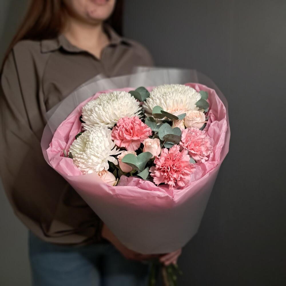 Стильные букет с хризантемами, диантусами и пионовидной кустовой розой