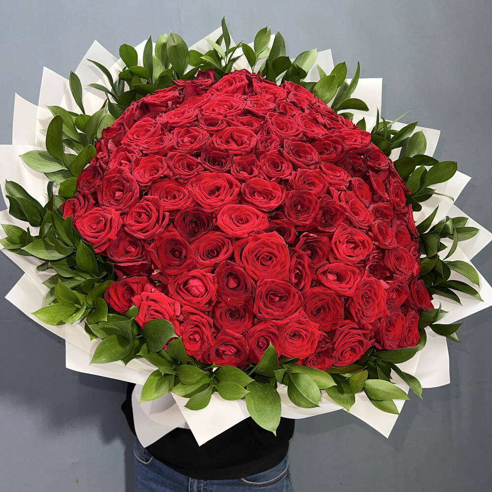🌹ДИЗАЙНЕРСКИЙ БУКЕТ ИЗ 101 РОЗЫ С РУСКУСОМ — ИГРА НА КОНТРАСТАХ🌹🍃