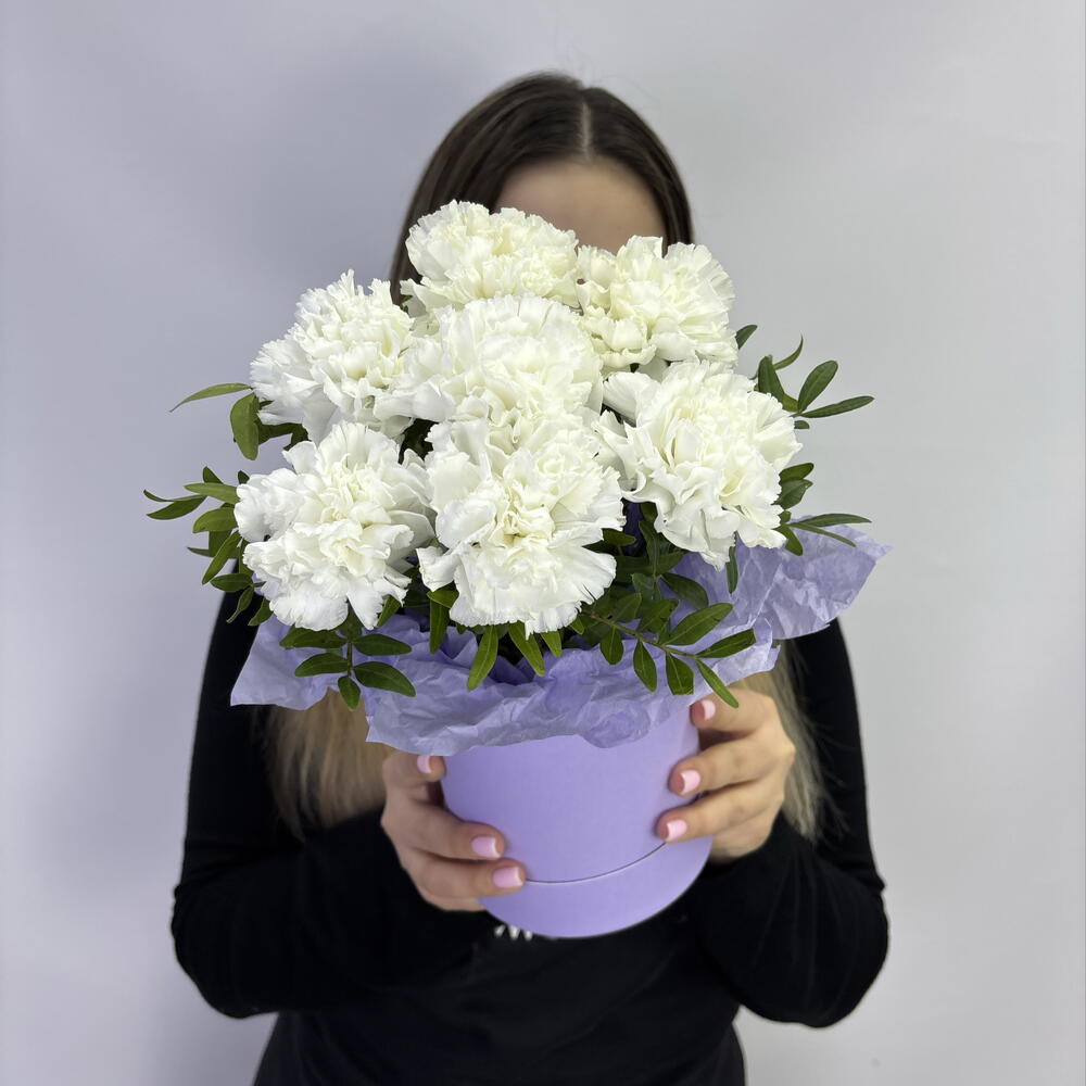 Комплимент из белых диантусов в лавандовой коробке