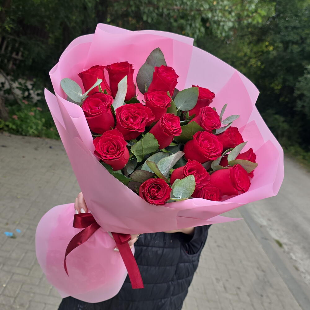 17 красных роз