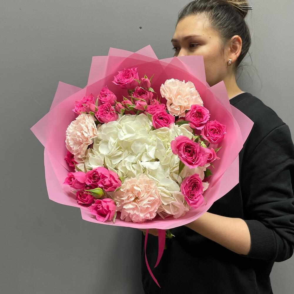 Яркий букет комплимент с гортензией, кустовыми розами и диантусами 🌺