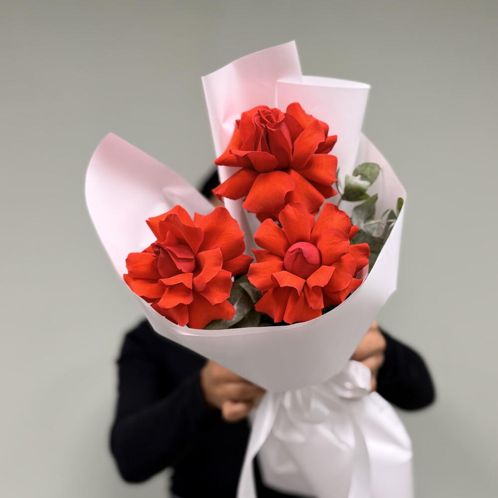 🌹 «Три розы Нина и эвкалипт: лаконичная элегантность»