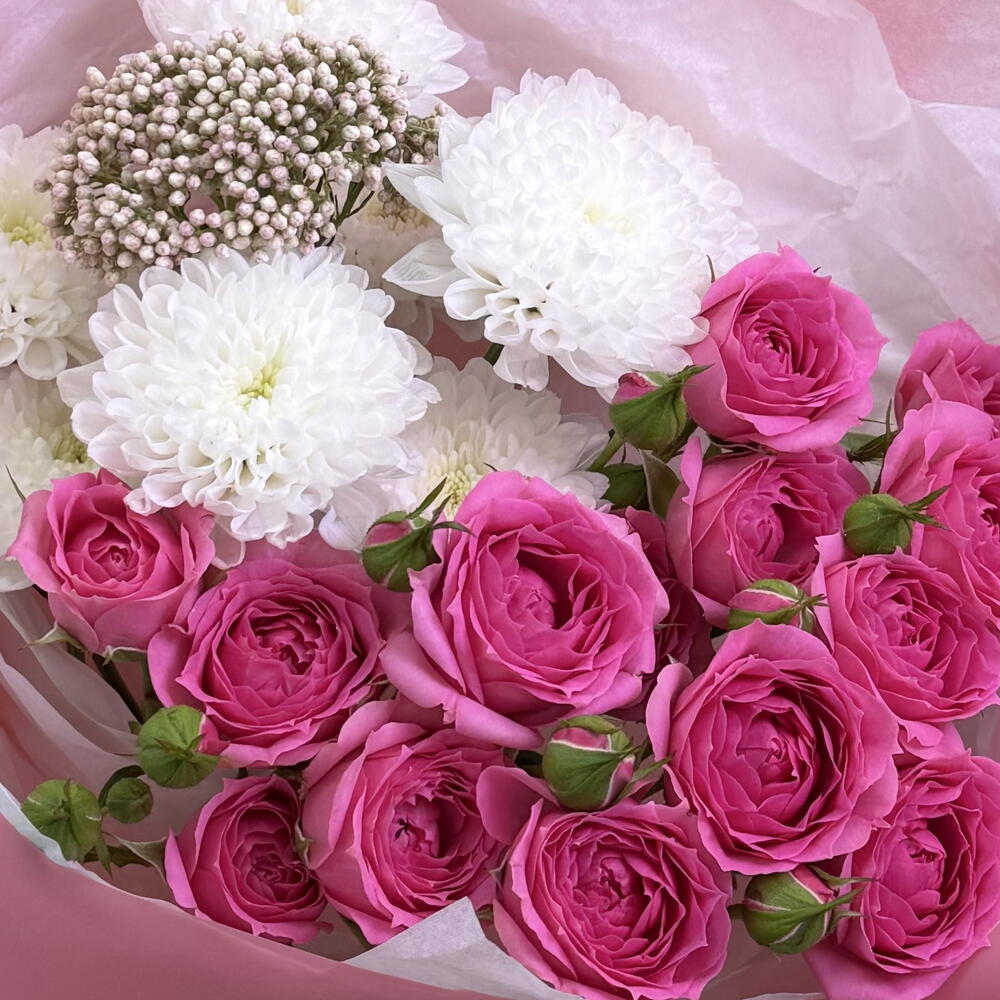 Букет-комплимент: кустовая роза, озотамнус и хризантема алтай 💐