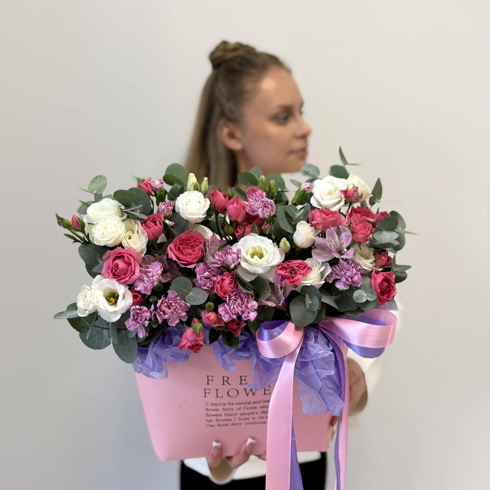 Композиция «Повод без повода🌸»из кустовых диантусов , кустовых пион роз  и эустом с ароматным эвкалиптом в коробке 💐