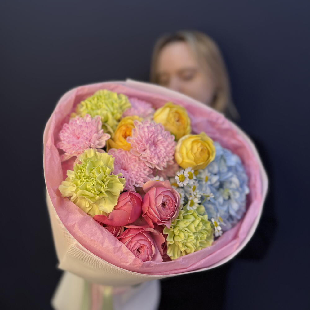 Букет дофаминовый «🍬💙 Мармеладное настроение» (гортензия, пионовидная роза, хризантема, ромашка)