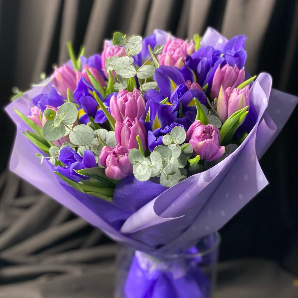 Ramo de iris con tulipanes