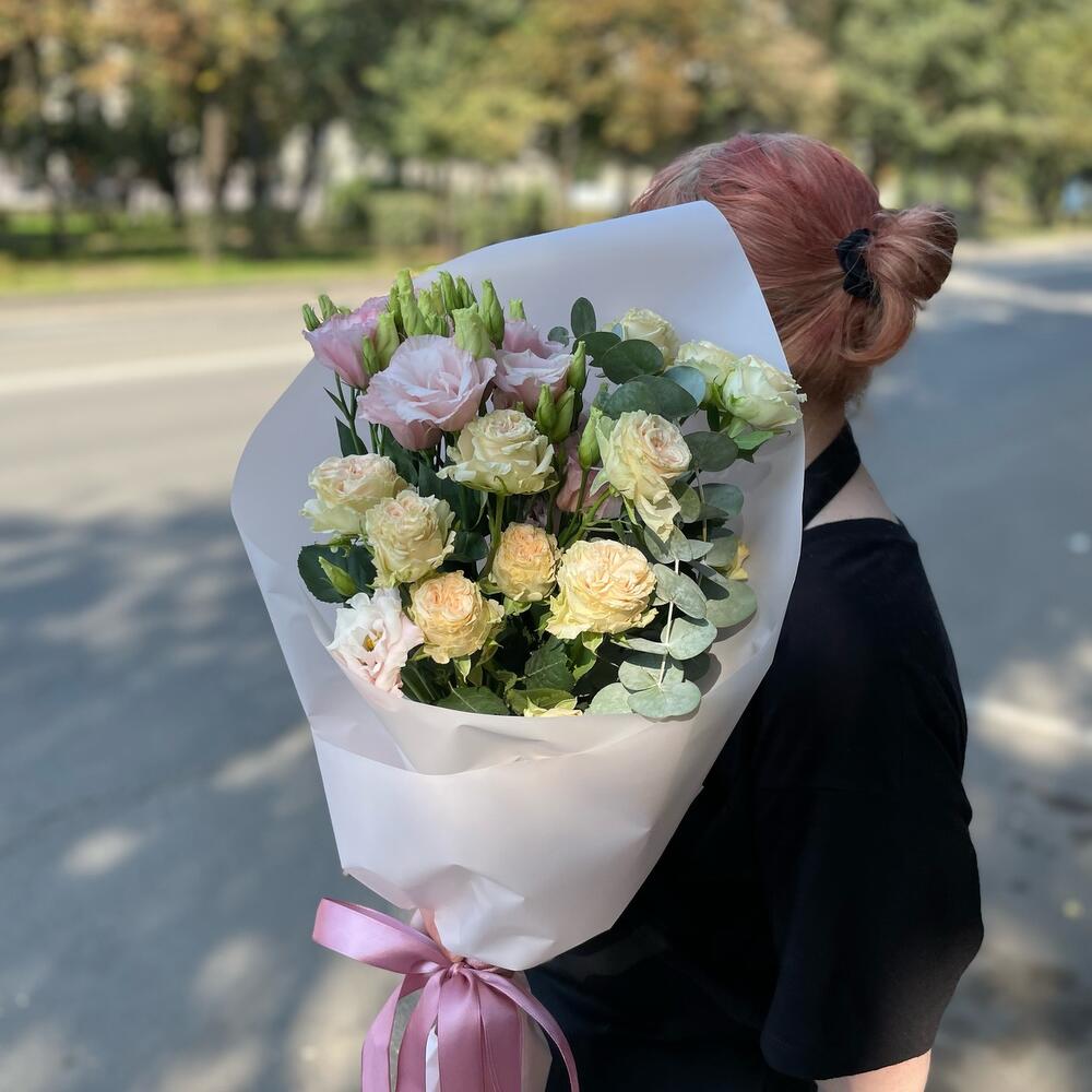 Букет из эустом и кустовых пионовидных роз с эвкалиптом