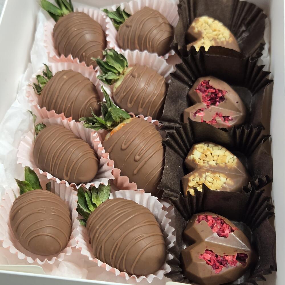 Клубника в шоколаде callebaut и конфеты набор