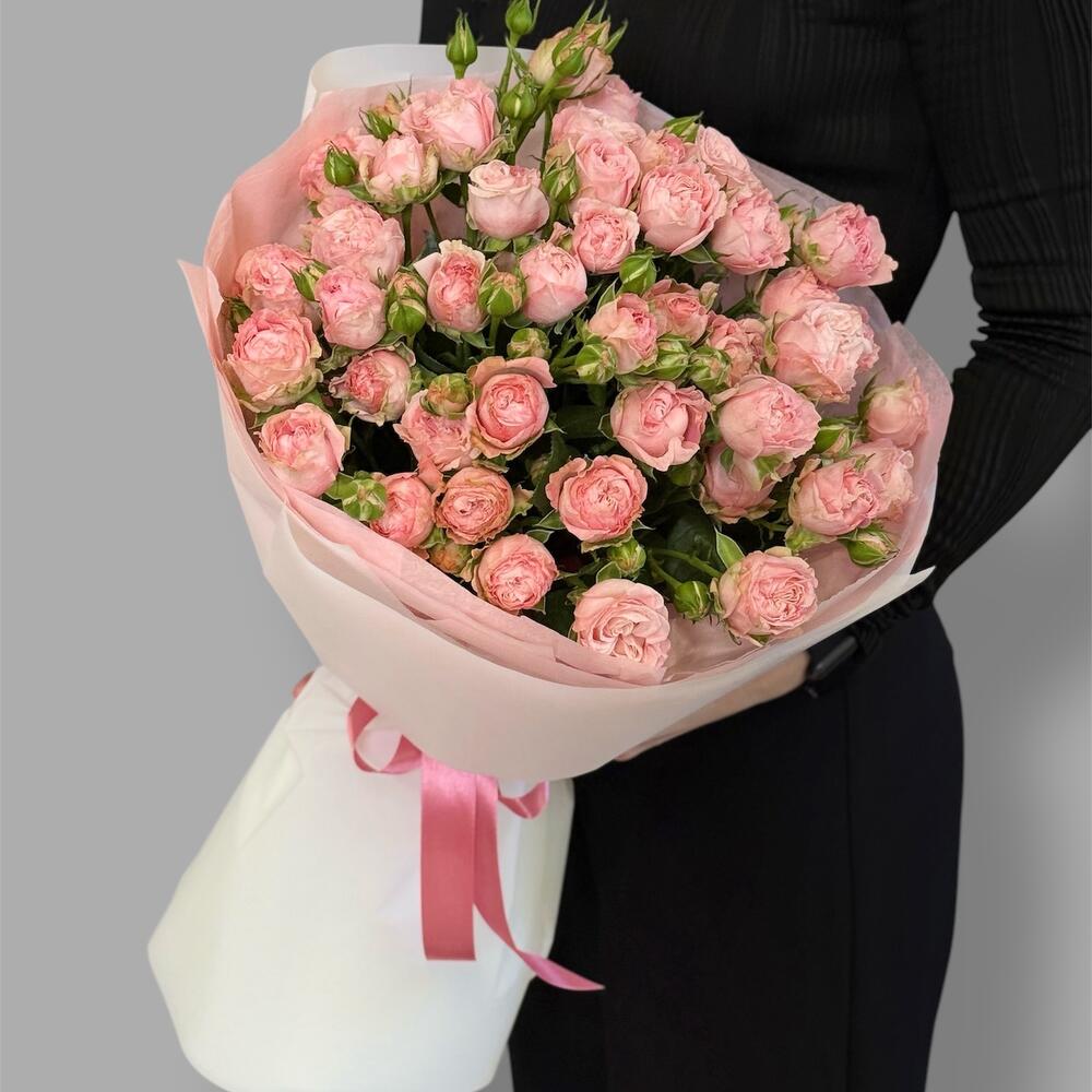 Bouquet of bushy peony-shaped roses "Madame Bombastic"