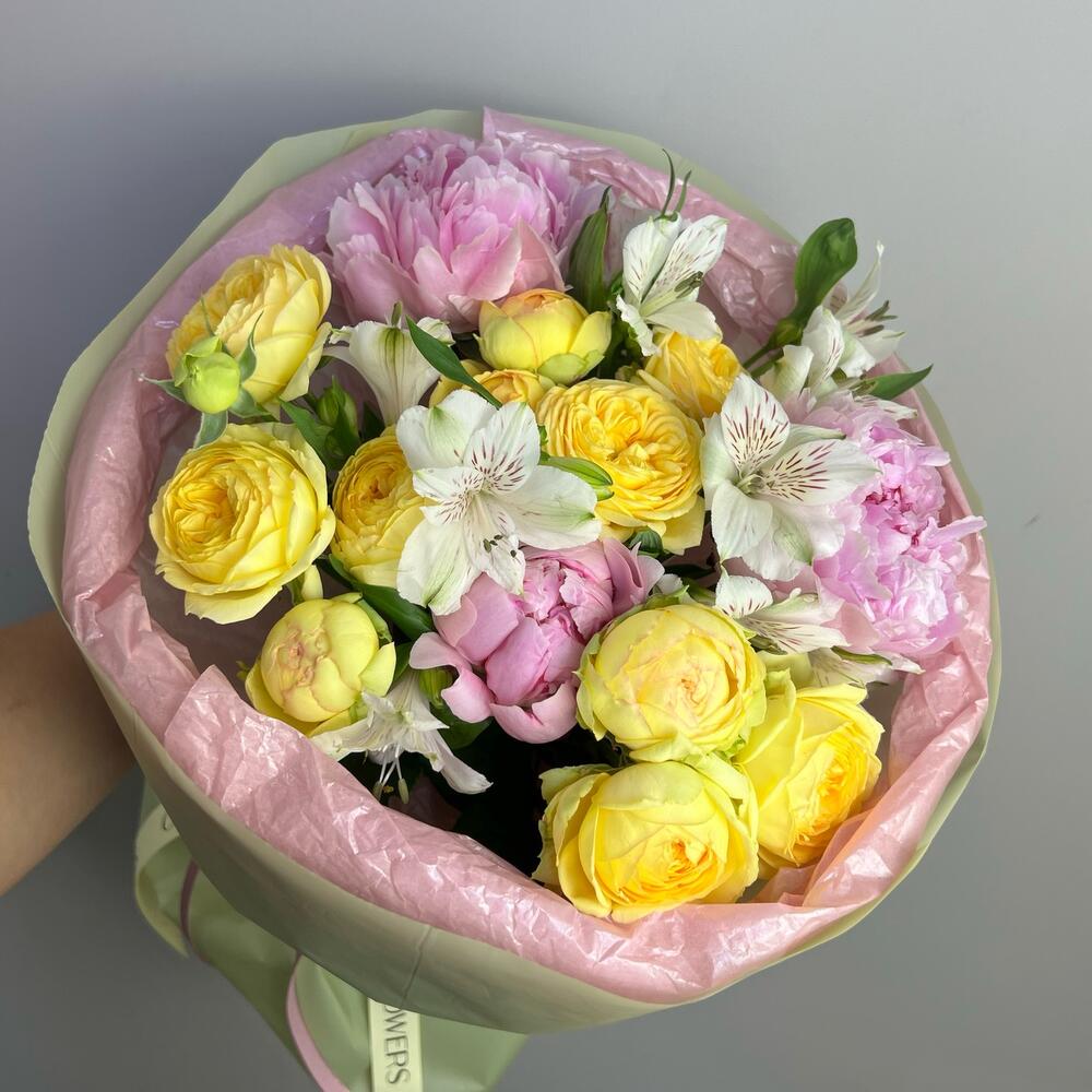 Букет с пионами , кустовыми лимонными пионовидными розами и альстромерией💜