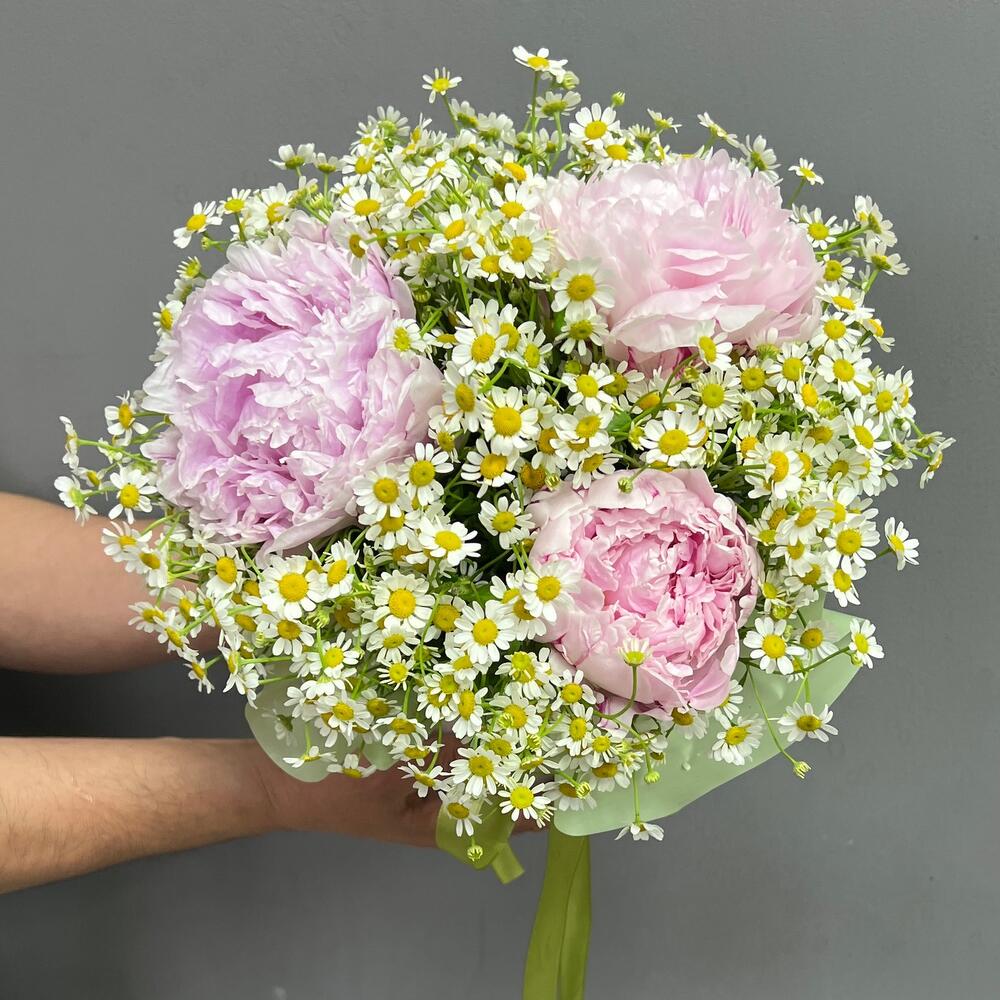 Пионы с ромашками в шляпной коробке (0006) peony