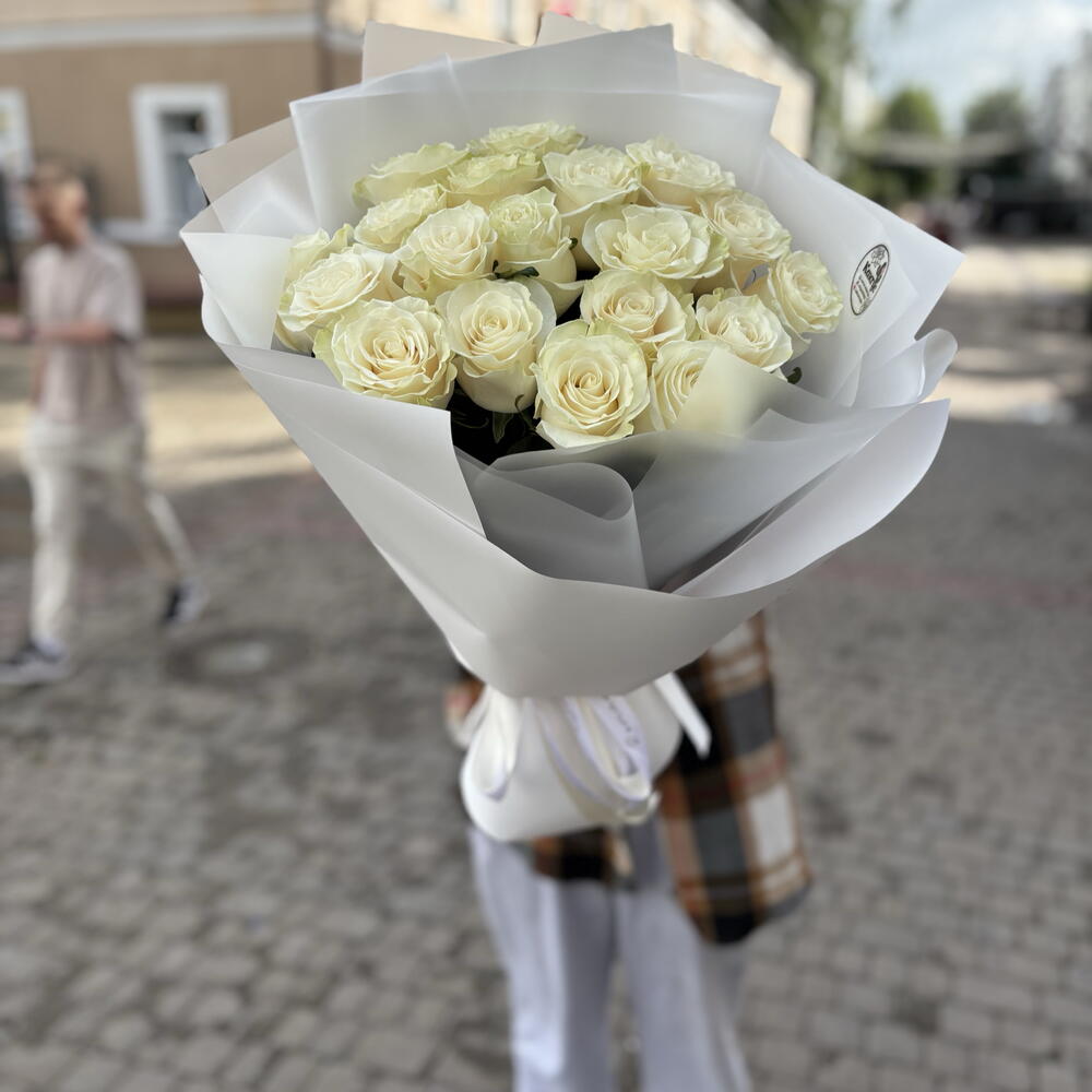 Букет из 19 белых роз в нежной упаковке