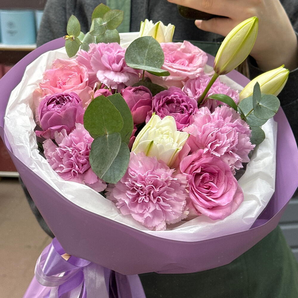 Букет сборный лилия, диантусы, розы кустовые и одноголовые