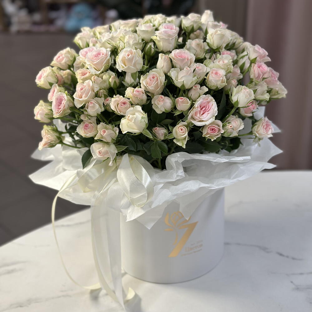 Композиция из 17 кустовых роз