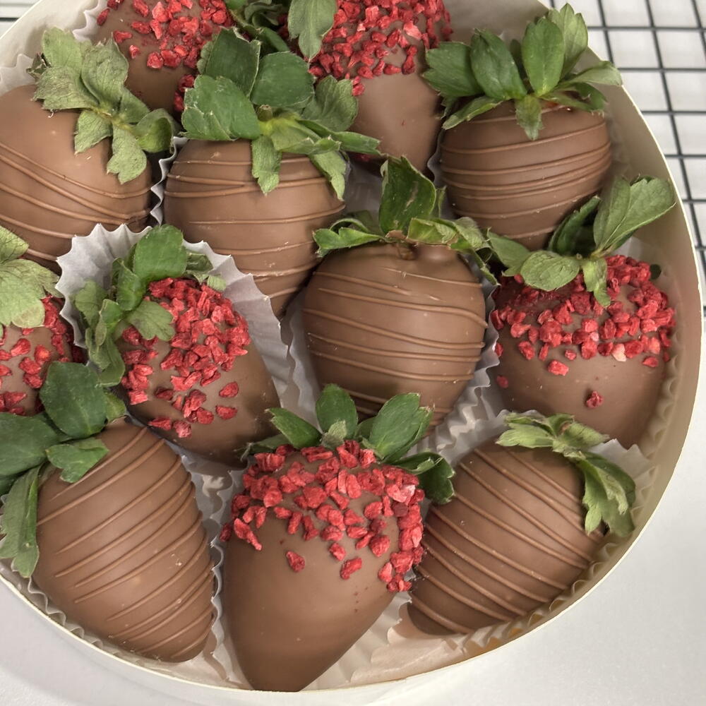 Клубника в шоколаде «набор 8» + подарок от Vivienne Sabo — румяна MACARON