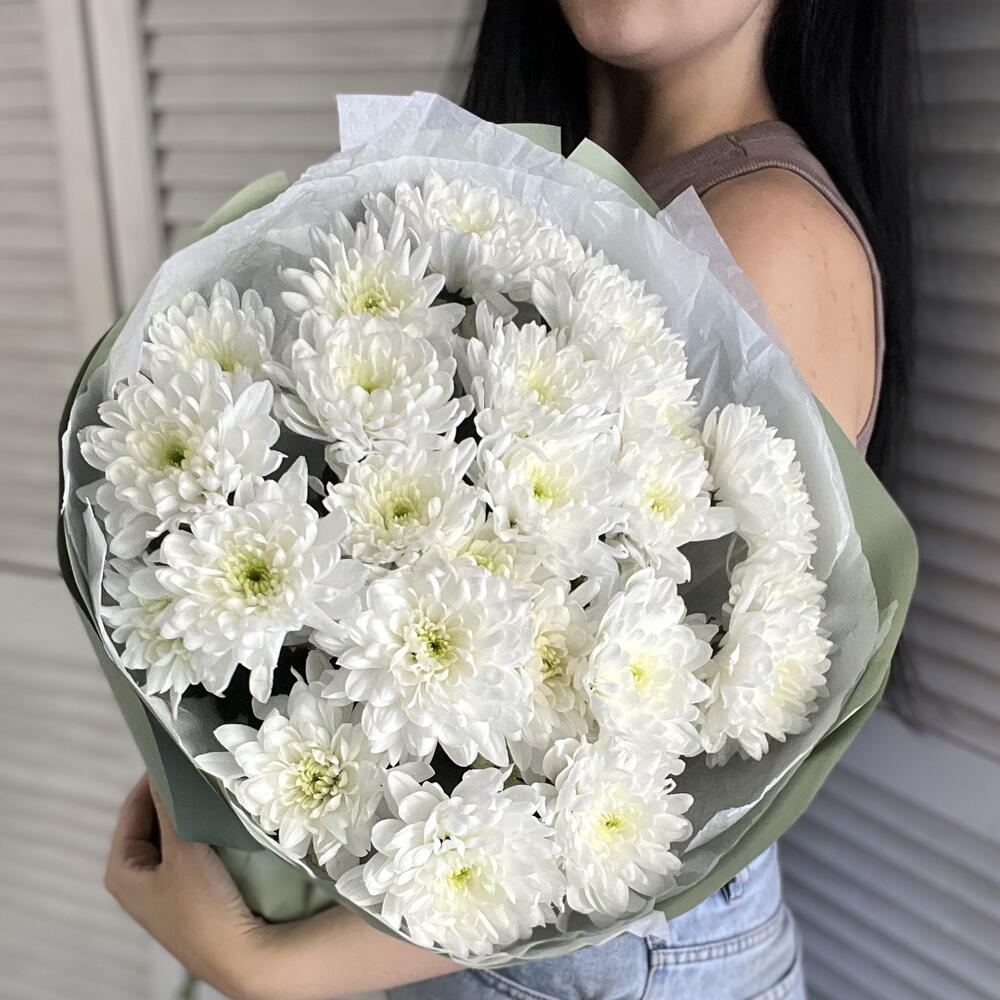 Нежный моно букет из кустовых белых хризантем