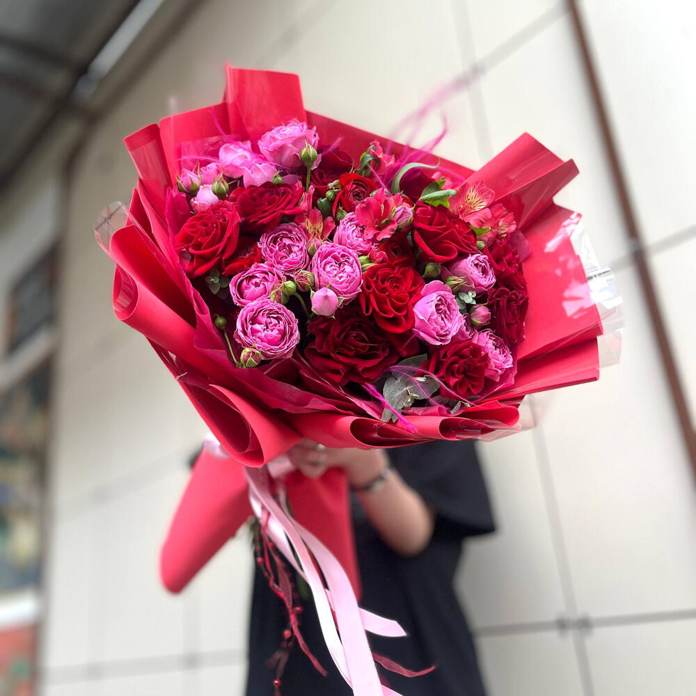 Яркий букет из кустовых роз пионовидных, красных ранункулюсов и французских роз