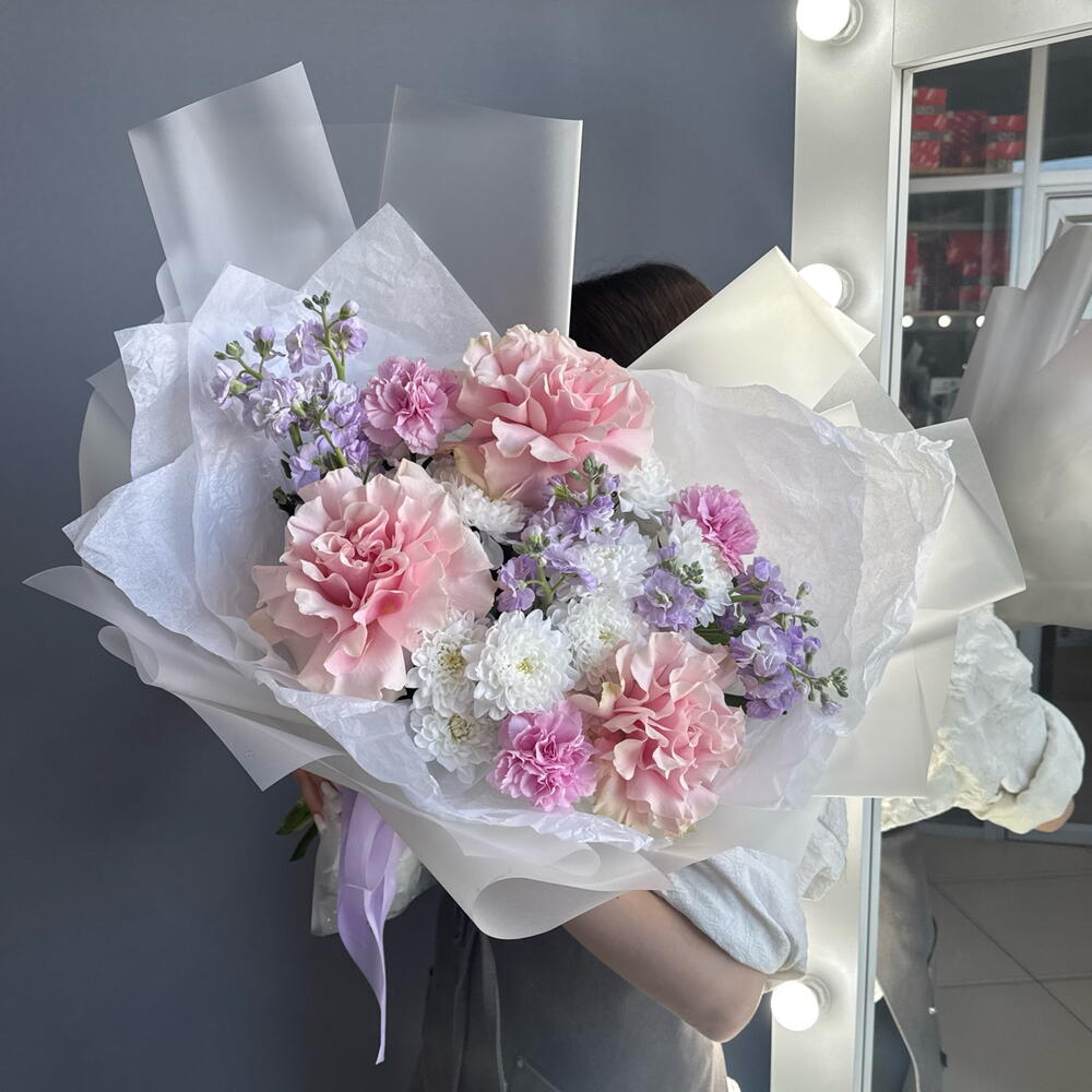 Авторский букет с сиреневой маттиолой💜 и розовой французской розой Пинк Мондиаль🩷