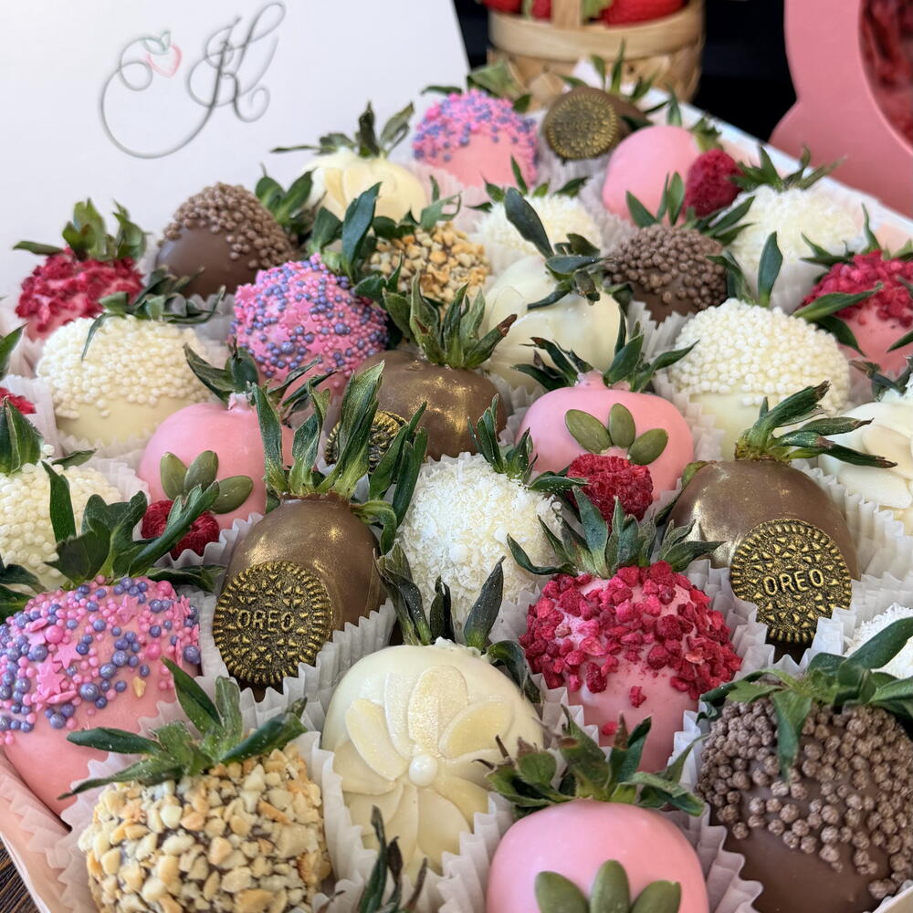 Клубника в шоколаде с декором 36 шт
