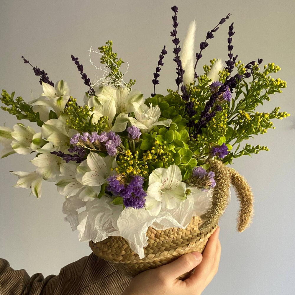 Зачарованная💜 Композиция в корзинке из гортензии, стабилизированной статицы, лаванды, солидаго, альстромерии