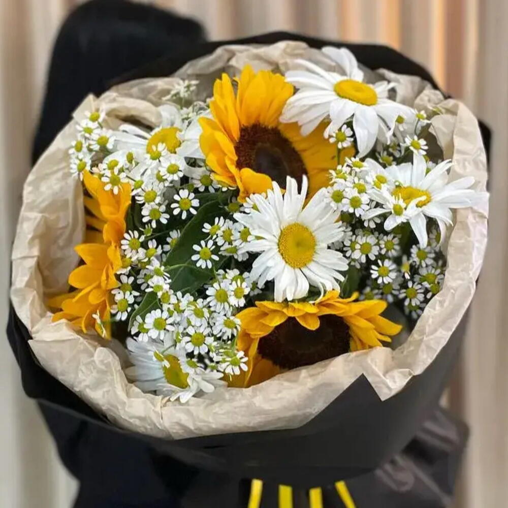 Стильный букет с подсолнухами, ромашками и матрикарией 💛