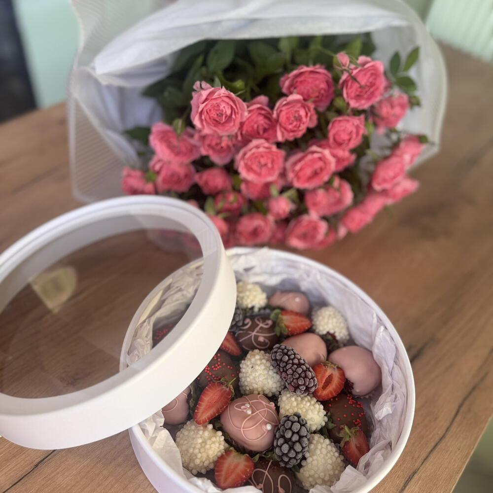 Комбо цветы и клубника в шоколаде